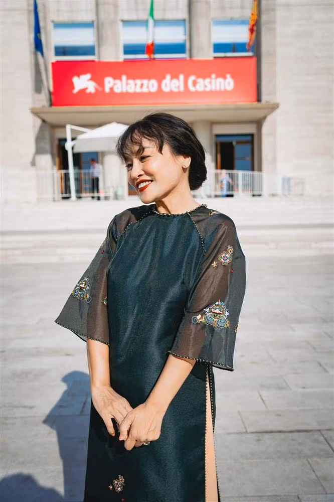 Là diễn viên gạo cội ở Nhà hát Tuổi Trẻ cũng như gương mặt quen thuộc trên phim truyền hình nhưng tới nay Tú Oanh mới có phim điện ảnh đầu tay. Tuy nhiên ngay khi công chiếu tại LHP Venice 2024, Mưa trên cánh bướm đã thắng giải Phim đầu tay xuất sắc.