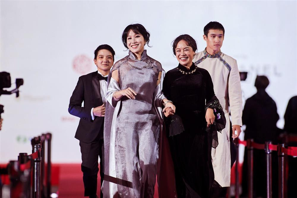 Gần đây Tú Oanh thoải mái xuất hiện cùng con trai Bùi Thạc Phong tại các sự kiện ra mắt phim "Mưa trên cánh bướm" mà chị đóng chính cùng con trai.