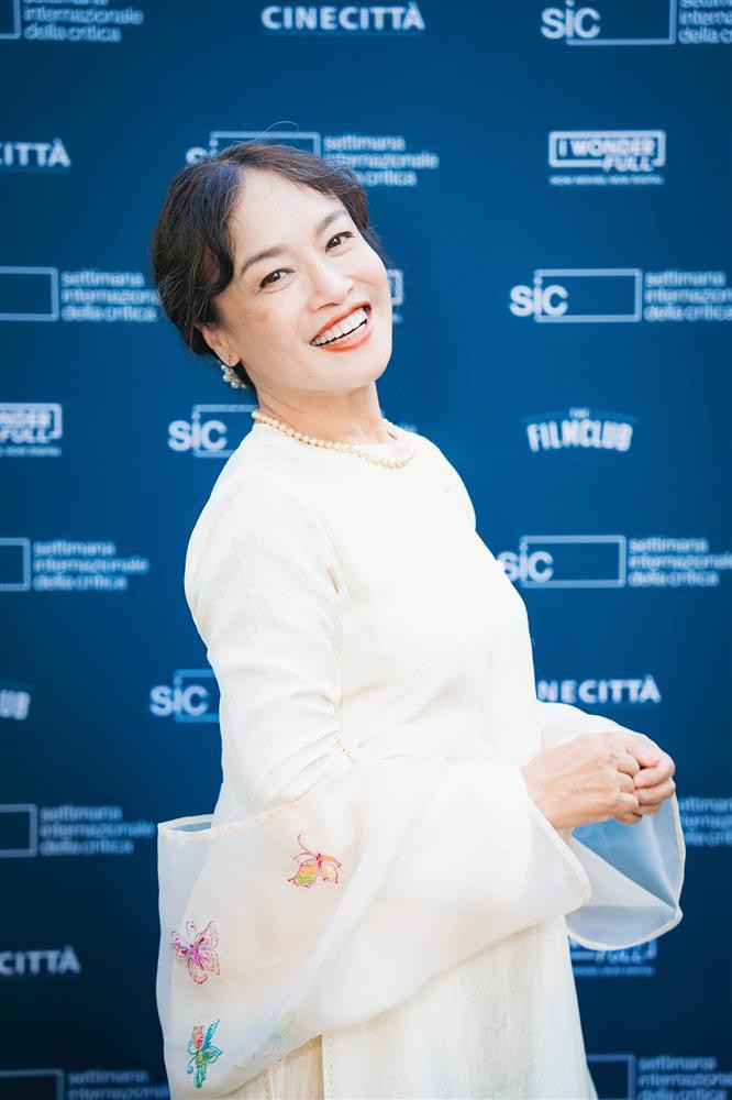 Tú Oanh mặc áo dài truyền thống rạng rỡ tại LHP Venice khi mang phim điện ảnh đầu tay tới công chiếu.