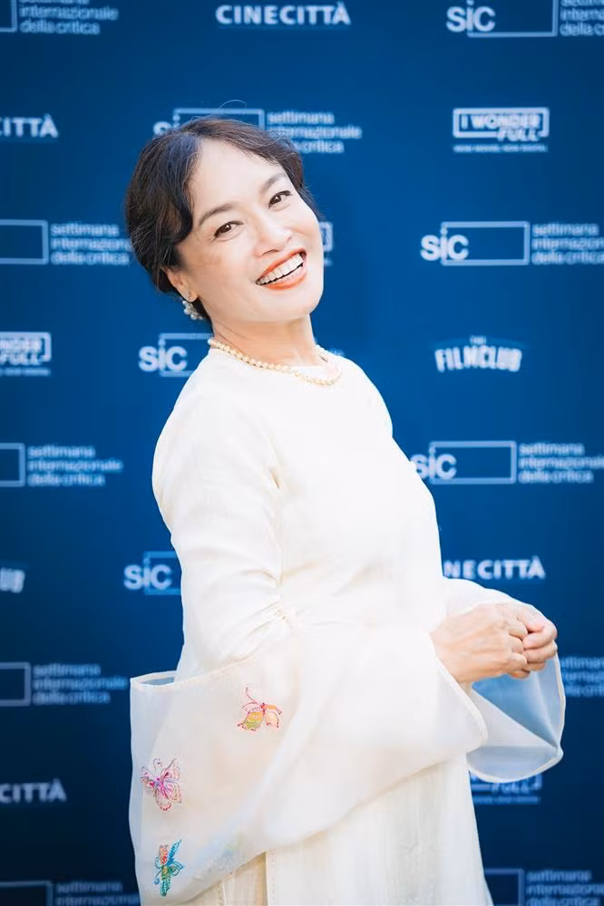 Tú Oanh mặc áo dài truyền thống rạng rỡ tại LHP Venice khi mang phim điện ảnh đầu tay tới công chiếu.