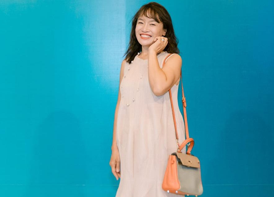 Trái với tạo hình đơn giản của chị Xoài trên phim, Tú Oanh "lột xác" hoàn toàn khi đi sự kiện nhưng vẫn giữ nguyên sự gần gũi, giản dị.