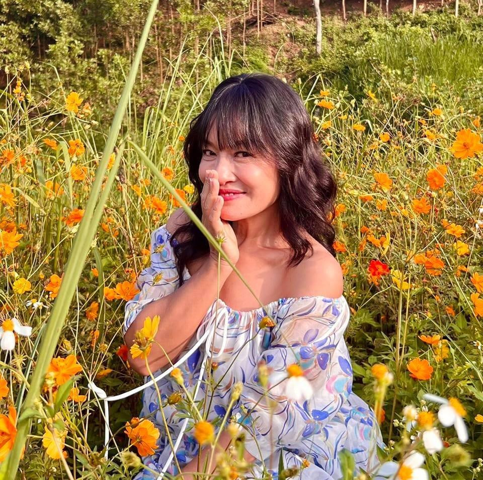 Hình ảnh gợi cảm hiếm có của chị Xoài ngoài đời. Tú Oanh được khen trẻ trung hơn nhiều tuổi 56.