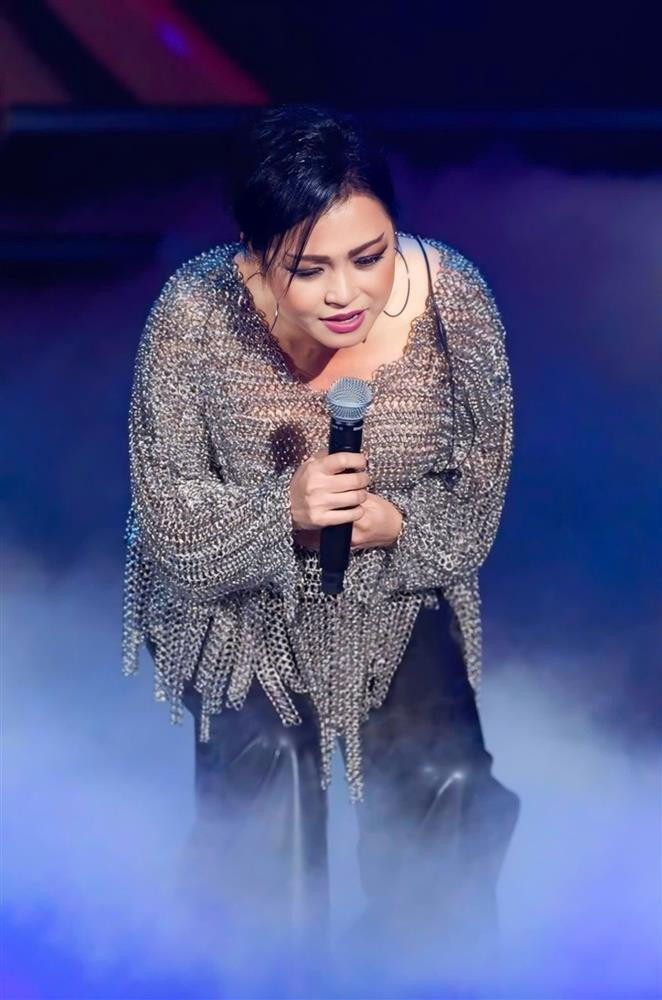 hương Thanh nằm trong danh sách những ca sĩ được yêu thích nhất trong giai đoạn đầu của nền nhạc nhẹ hiện đại Việt Nam. Nữ ca sĩ gốc Thanh Hóa nổi tiếng với chất giọng mạnh mẽ, “khàn lạ”, chuyên về dòng nhạc pop-rock.