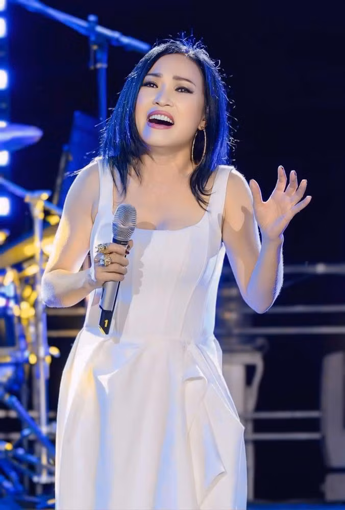 Các ca khúc của Phương Thanh để lại tiếng vang lớn ở thương hiệu “Làn sóng xanh” trong 10 năm liên tiếp. Ca sĩ cũng đạt giải Thành tựu của giải thưởng danh giá.