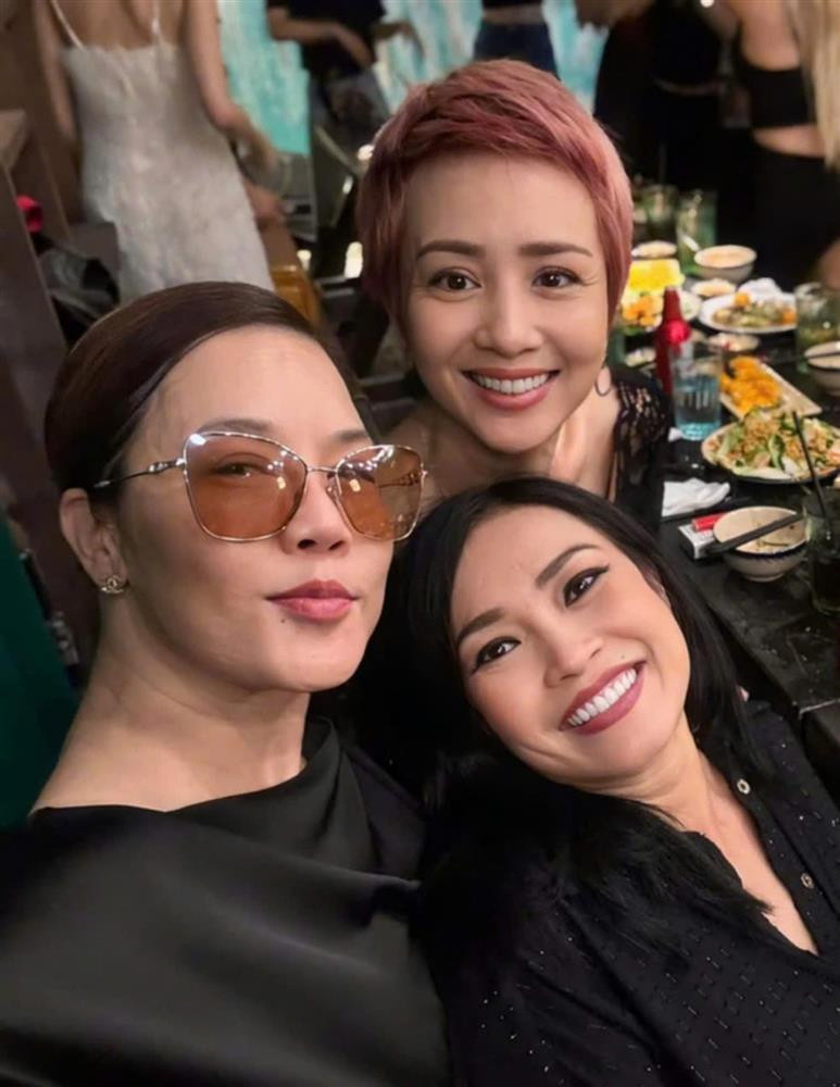 rên trang cá nhân, nữ ca sĩ chia sẻ nhiều hình ảnh vui vẻ, nhiệt huyết cùng các "chị đẹp" dù lịch trình biểu diễn dày đặc.