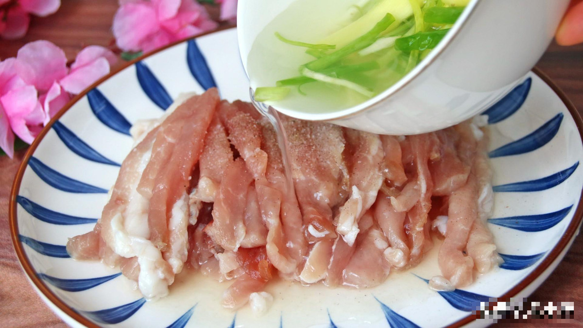 Ướp thịt: Thêm muối và hạt tiêu, thêm một lượng nhỏ hành lá và nước gừng, sau đó trộn đều để thịt mềm và thơm khi chế biến.