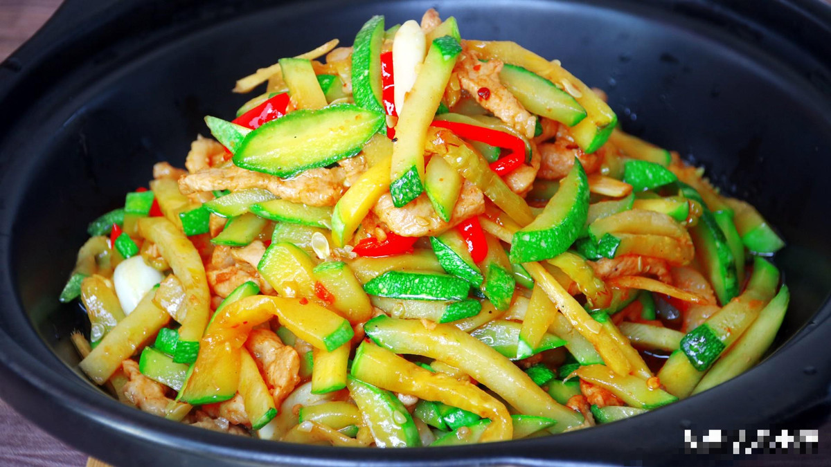 Món ăn gợi ý: Bí ngô non xào thịt. Nguyên liệu: Bí ngô non, thịt nạc. Gia vị: Gừng, tỏi, ớt ngâm, bắp cải đỏ, muối, tiêu, tinh chất gà, đường, đậu tempeh.