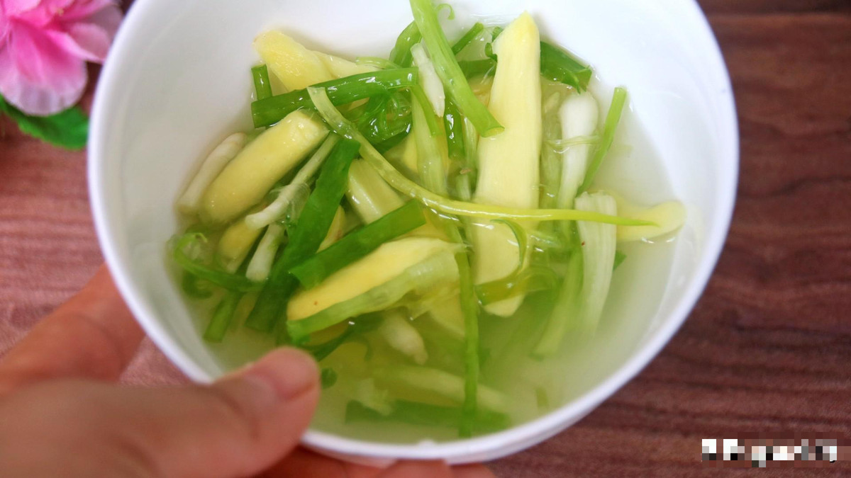 Chuẩn bị trước một bát nước ngâm hành lá và gừng bằng cách cắt hành lá và thái gừng, cho vào bát rồi cho thêm nửa bát nước nhỏ. Sau đó dùng tay vò mạnh để gừng và hành lá ra nước cốt, giúp nước ngâm có mùi thơm.