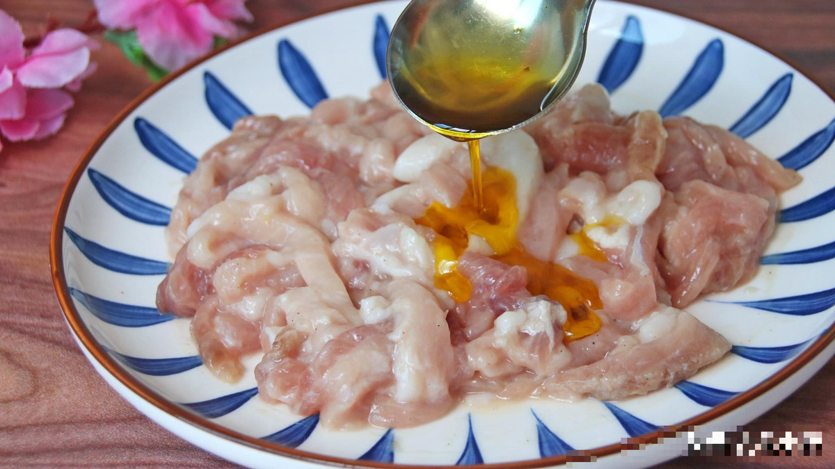 Sau khi trộn đều, thịt sẽ hấp thụ hoàn toàn hành lá và nước gừng. Sau đó thêm một thìa tinh bột khoai tây rồi trộn đều, cuối cùng cho 1 thìa dầu ăn vào để khóa ẩm.