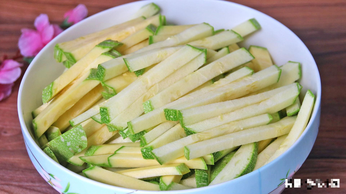 Chuẩn bị 4 quả bí ngô non, bỏ ruột, rửa sạch, thái lát rồi thái thành các miếng dài, to chừng ngón tay nhỏ. Nếu nhỏ quá trong lúc chế biến dễ bị nát.