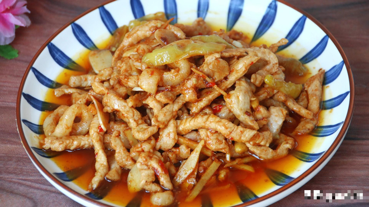 Khi thịt xào chín 60% thì cho gừng tỏi và ớt ngâm vào, cho thêm 1 thìa tương đậu Tempeh để chiên ra dầu đỏ rồi xúc ra.