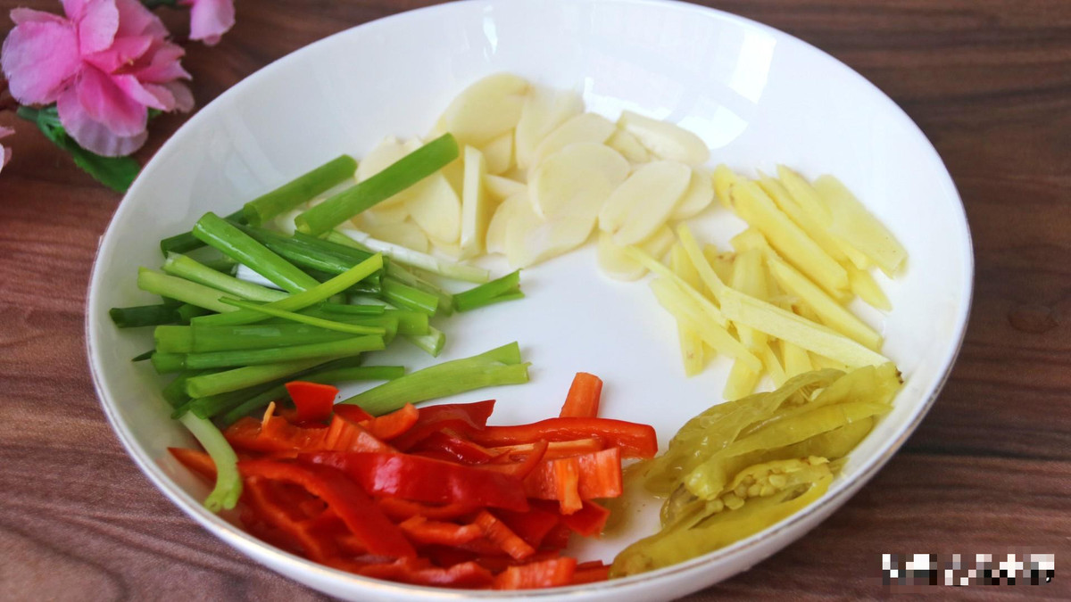 Tỏi thái mỏng, gừng cắt lát, ớt ngâm thái khúc, ớt đỏ thái sợi, hành lá thái khúc ngăn.