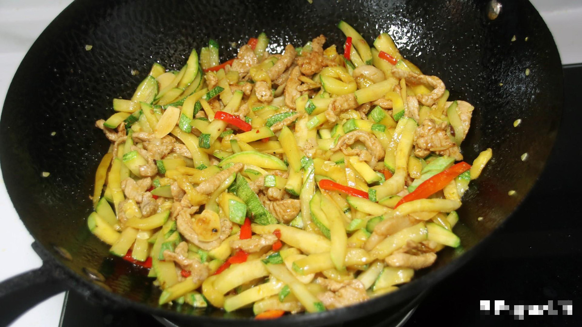 Món bí non xào thịt nạc có đầy đủ màu sắc và hương vị được hoàn thành, ăn với cơm rất bổ dưỡng và ngon miệng. Món ăn phù hợp với mọi lứa tuổi, bạn đừng nên bỏ qua.