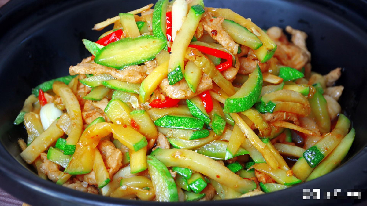 Lưu ý khi chế biến loại rau này: Nếu bạn muốn thịt mềm và thơm, bạn phải để thịt vụn hấp thụ đủ nước hành và gừng trước, và bạn cũng phải khóa độ ẩm bằng dầu;