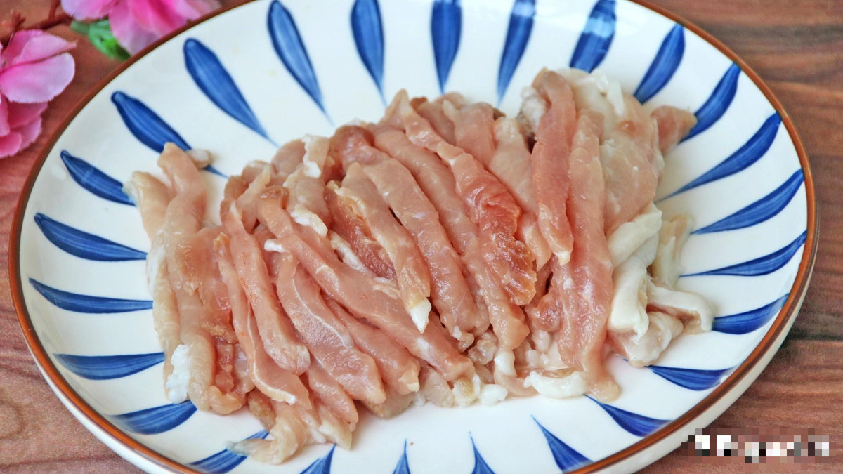 Cách làm: Chuẩn bị một miếng thịt lợn nạc tươi, đầu tiên thái lát rồi cắt thành các dải dài, nhỏ.