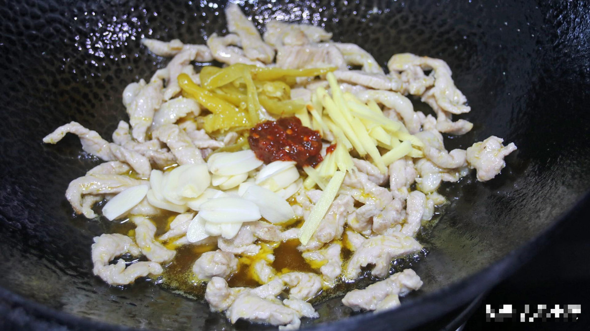 Đổ dầu vào nồi, thêm một chút dầu để thịt vụn không bị dính vào chảo, đổ thịt vụn khi nhiệt độ dầu nóng 50% và đảo đều.