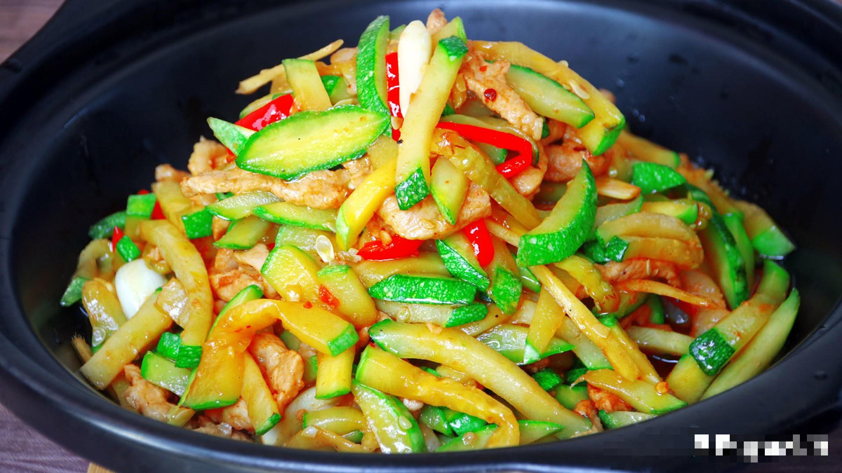 Bí ngô non rất mềm, dễ chín, không nên xào quá lâu, nếu không mất đi vị ngọt và quá nát. Chúc bạn thành công khi chế biến loại rau này! (Theo Toutiao)