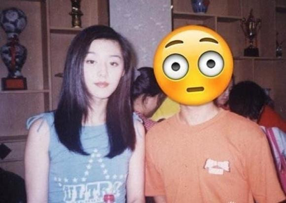 Nếu quan sát kỹ ảnh Phạm Băng Băng khi còn nhỏ, bạn sẽ thấy cô không thay đổi nhiều so với bây giờ. Thậm chí, ở một khía cạnh nào đó, Phạm Băng Băng dường như càng ngày càng trẻ ra. Lông mày và đôi mắt của cô ấy trong veo, giống như những bức tranh tinh xảo, từng đường nét đều vừa phải. Cộng với đó là sự trưởng thành đầy quyến rũ và gợi cảm.