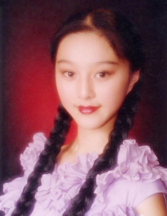 Mặt khác, phải thừa nhận rằng diễn viên Phạm Băng Băng có ngoại hình đẹp tự nhiên. Vẻ đẹp này dường như là một món quà của cuộc sống, và nó đã ở bên cô ngay từ khi cô mới sinh ra. Mới đây, bộ ảnh Phạm Băng Băng khi cô mới 12, 13 tuổi bị lộ ra ngoài, ngay lập tức gây xôn xao mạng.