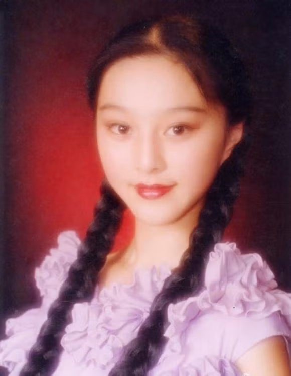 Mặt khác, phải thừa nhận rằng diễn viên Phạm Băng Băng có ngoại hình đẹp tự nhiên. Vẻ đẹp này dường như là một món quà của cuộc sống, và nó đã ở bên cô ngay từ khi cô mới sinh ra. Mới đây, bộ ảnh Phạm Băng Băng khi cô mới 12, 13 tuổi bị lộ ra ngoài, ngay lập tức gây xôn xao mạng.