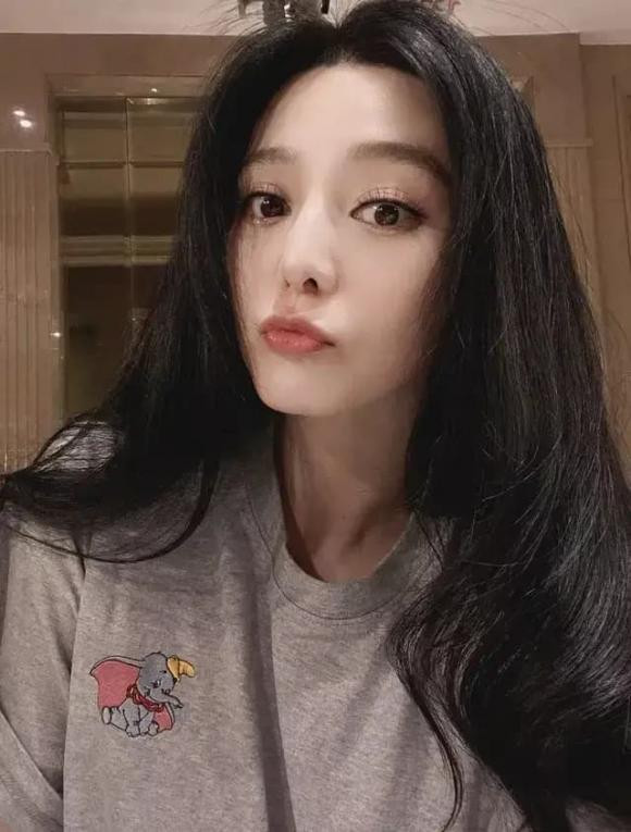  Hiện Phạm Băng Băng đã bước vào tuổi U40, tuy nhiên điều đáng kinh ngạc là năm tháng dường như đặc biệt dịu dàng với cô và không để lại quá nhiều dấu vết rõ ràng trên khuôn mặt nữ diễn viên. 