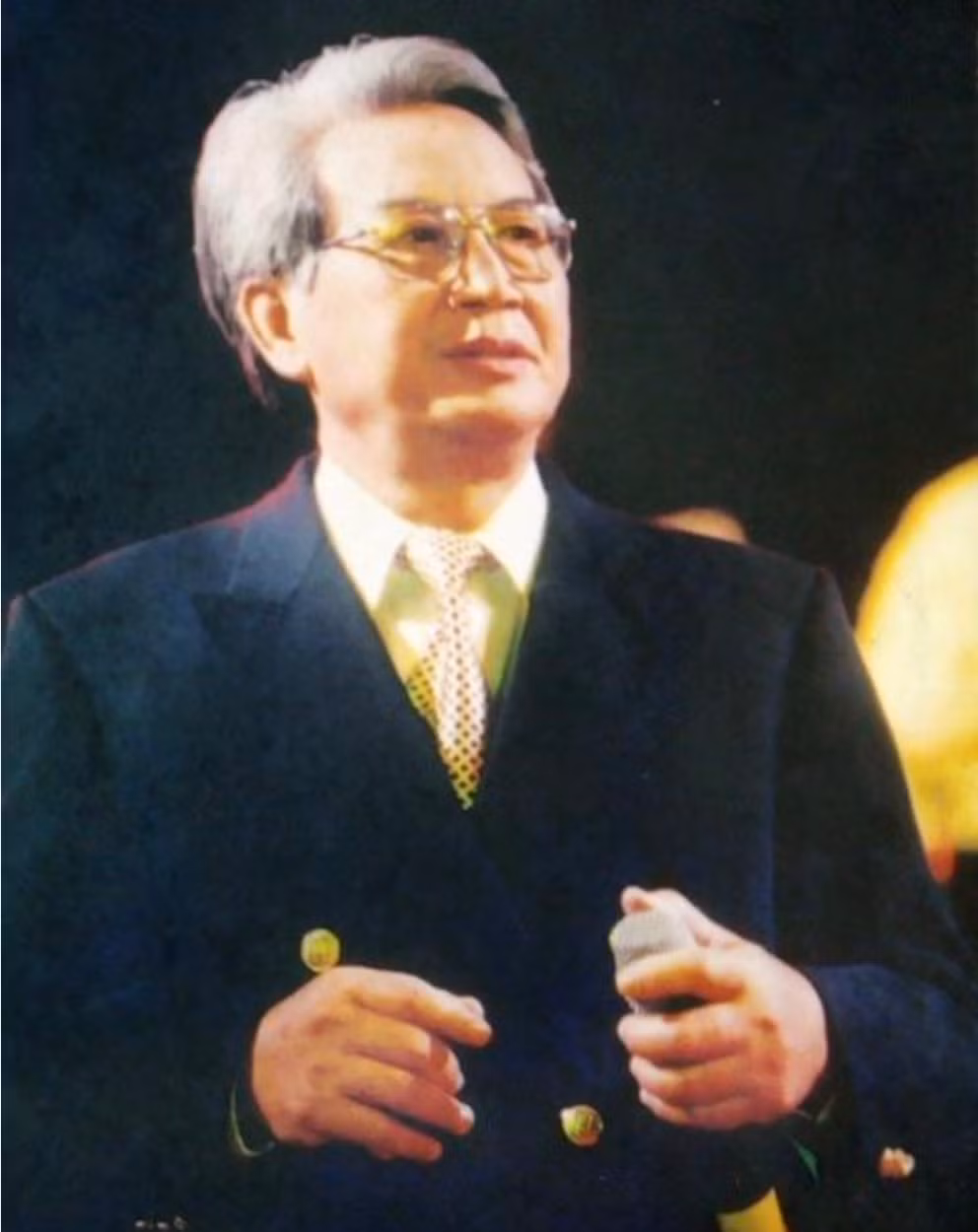 Chi Trung tung lam giam doc, con trai NSND duoc ca nuoc biet ten