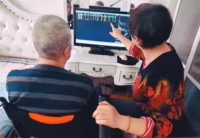 Ly hon 20 nam, biet chong cu bi liet, vo quay ve cham soc-Hinh-2