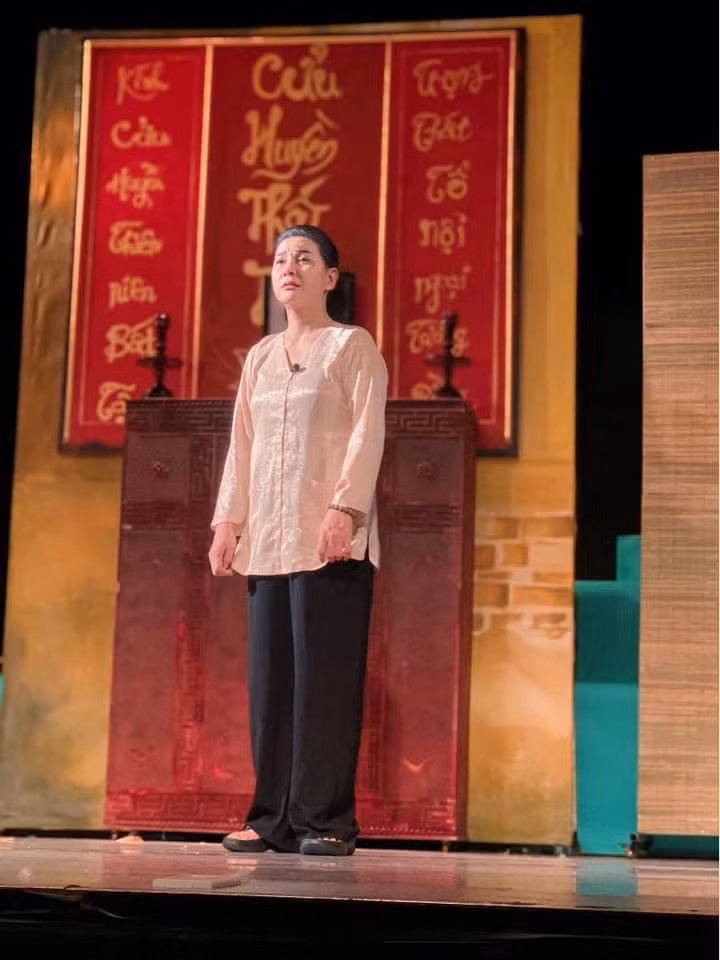 “Sân khấu là cuộc đời nhưng tiếc là tôi chưa gặp một vai diễn nào có số phận như cuộc đời mình. Dẫu vậy, nếu có vai diễn đó, tôi cũng không diễn vì không thích mang cuộc đời của mình lên sân khấu", Cát Phượng bày tỏ.