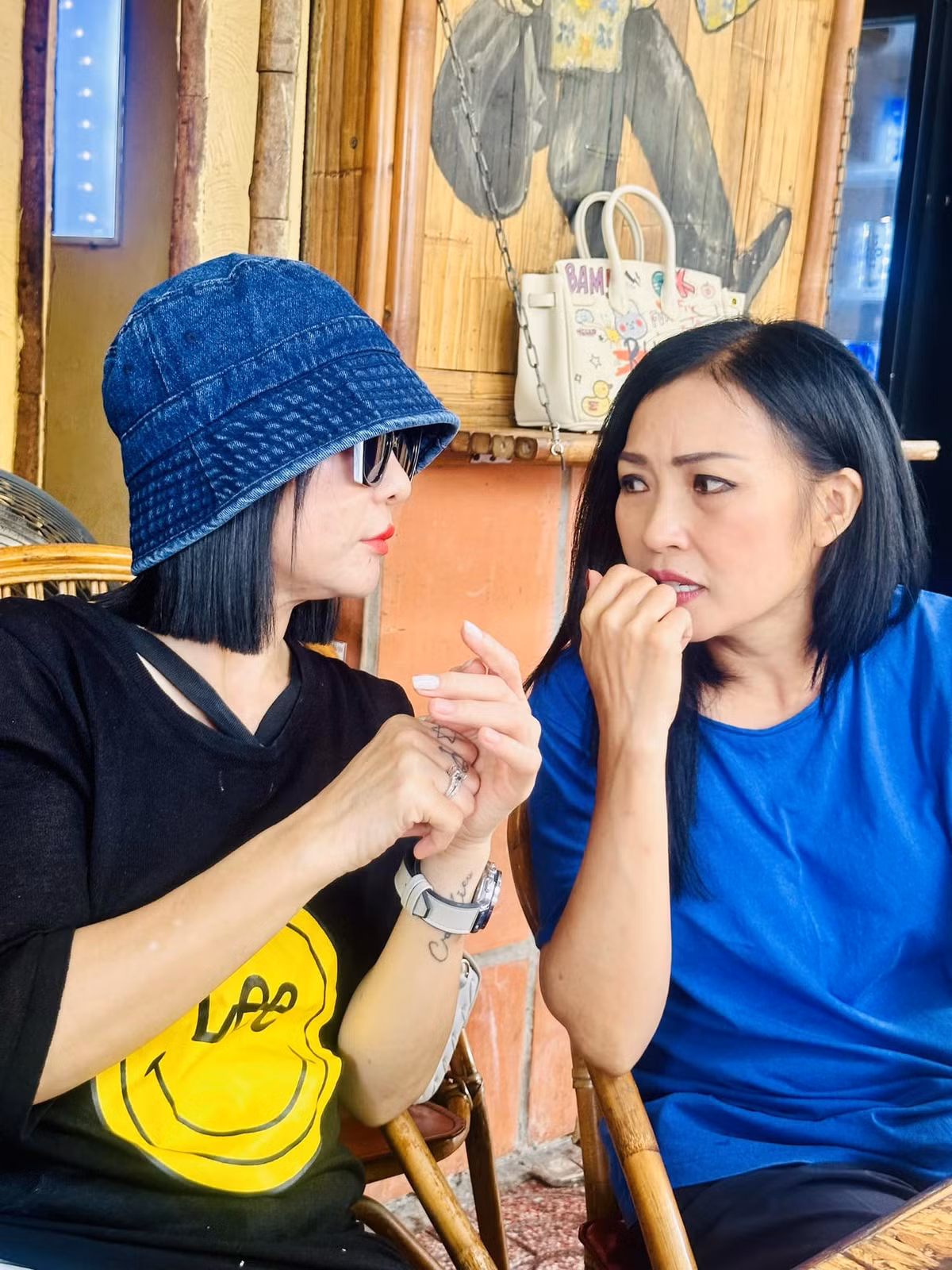 Chị có tình bạn thân thiết với nhiều nghệ sĩ tên tuổi như Ngọc Giàu, Phương Thanh, Việt Hương, Siu Black... Trên trang cá nhân, nữ nghệ sĩ thường xuyên chia sẻ về công việc, cuộc sống cá nhân. Chị được khen trẻ đẹp ở tuổi 54 nhờ chọn lối sống lạc quan, tập thể dục thường xuyên, ngồi thiền 30-45 phút mỗi sáng... 