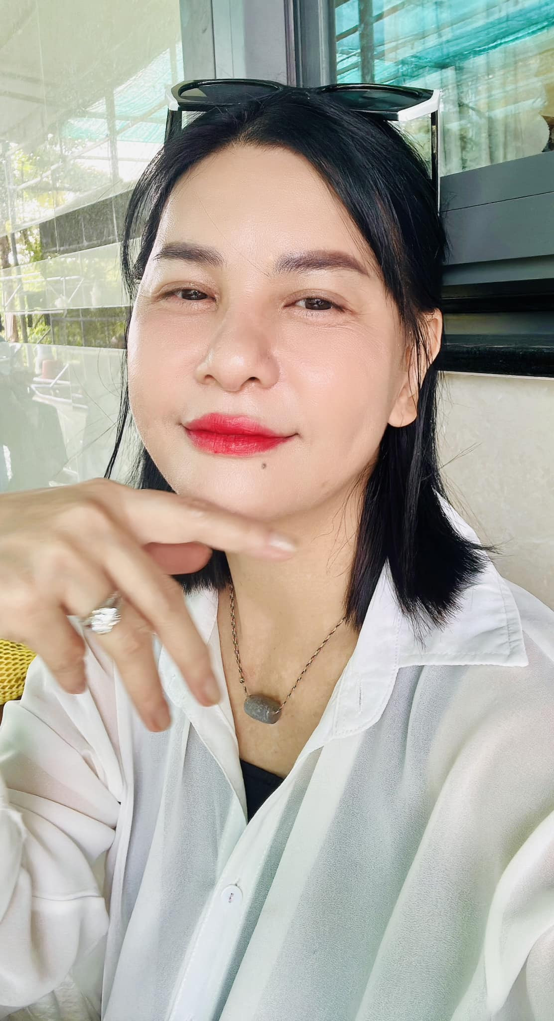  Cát Phượng sinh năm 1970, quê ở Bạc Liêu. Năm 1980, chị theo cha lên TPHCM buôn bán, sau đó thi vào trường Đại học Sân khấu - Điện ảnh và bén duyên với nghề diễn. Trong lĩnh vực sân khấu, chị được biết đến với các vai diễn cả chính kịch lẫn hài kịch. Ngoài ra, diễn viên Cát Phượng còn đảm nhiệm nhiều vai diễn phim điện ảnh, truyền hình; viết kịch bản, tham gia sản xuất và làm đạo diễn của các chương trình sân khấu khác nhau.