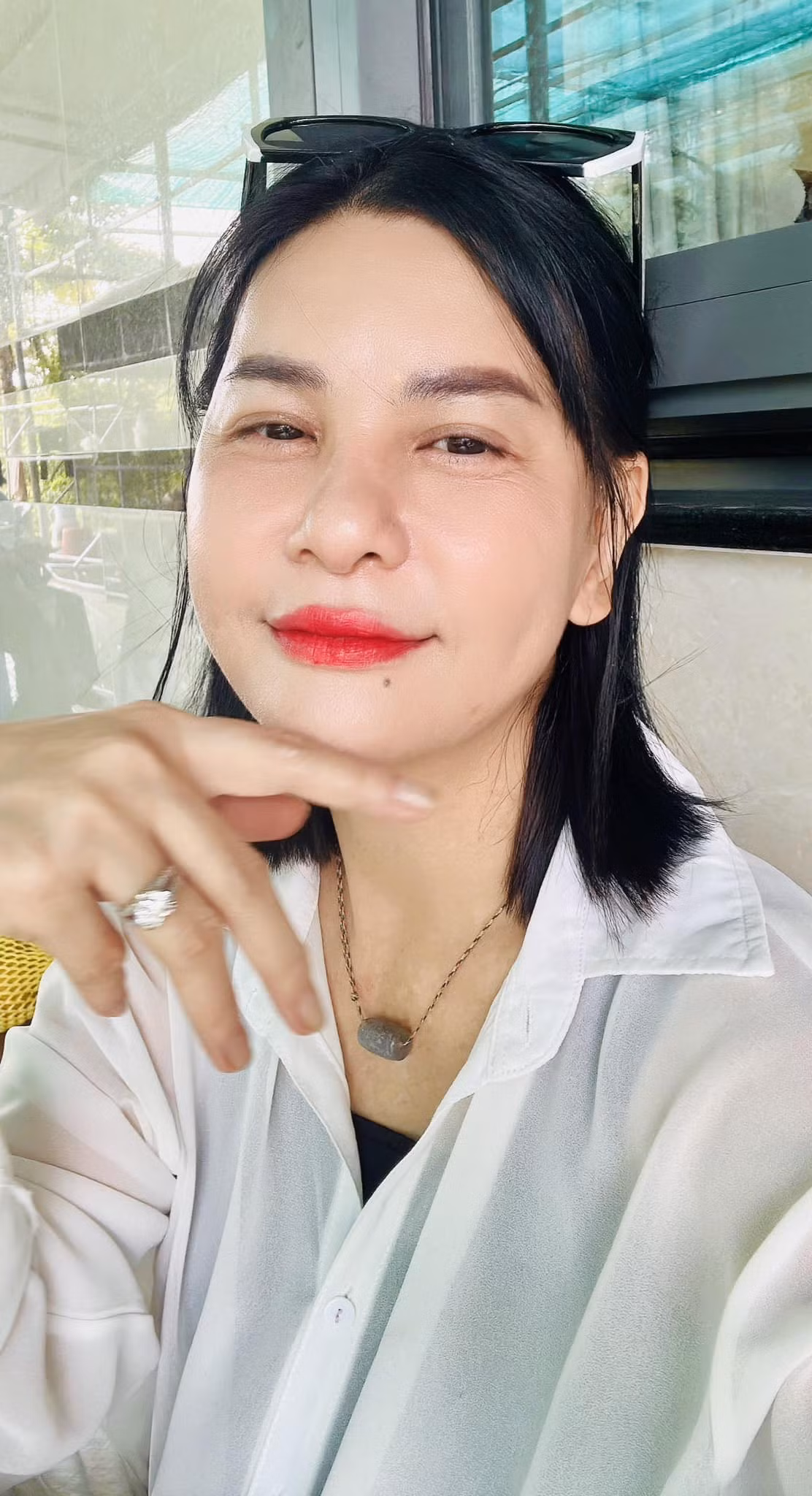  Cát Phượng sinh năm 1970, quê ở Bạc Liêu. Năm 1980, chị theo cha lên TPHCM buôn bán, sau đó thi vào trường Đại học Sân khấu - Điện ảnh và bén duyên với nghề diễn. Trong lĩnh vực sân khấu, chị được biết đến với các vai diễn cả chính kịch lẫn hài kịch. Ngoài ra, diễn viên Cát Phượng còn đảm nhiệm nhiều vai diễn phim điện ảnh, truyền hình; viết kịch bản, tham gia sản xuất và làm đạo diễn của các chương trình sân khấu khác nhau.