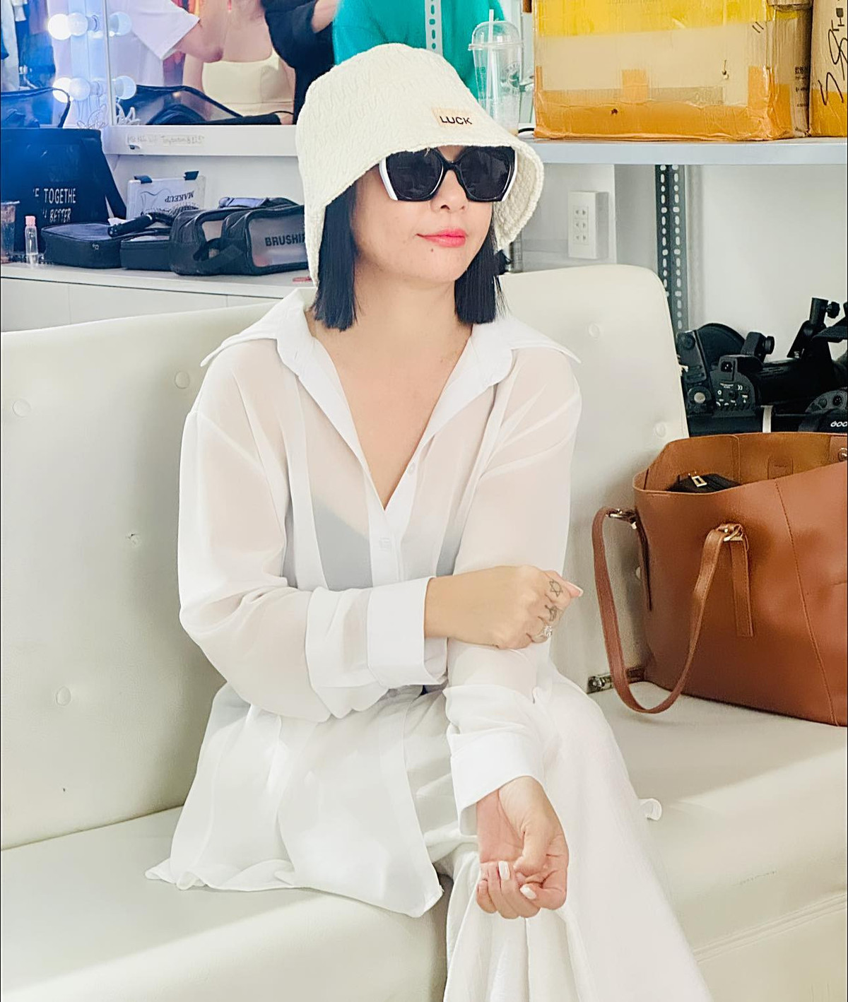 át Phượng luôn duy trì lối sống lành mạnh: uống đủ nước, ngủ đủ giấc, cười thật tươi, từ bỏ những ưu phiền, oán hận và... yêu thương thật nhiều!