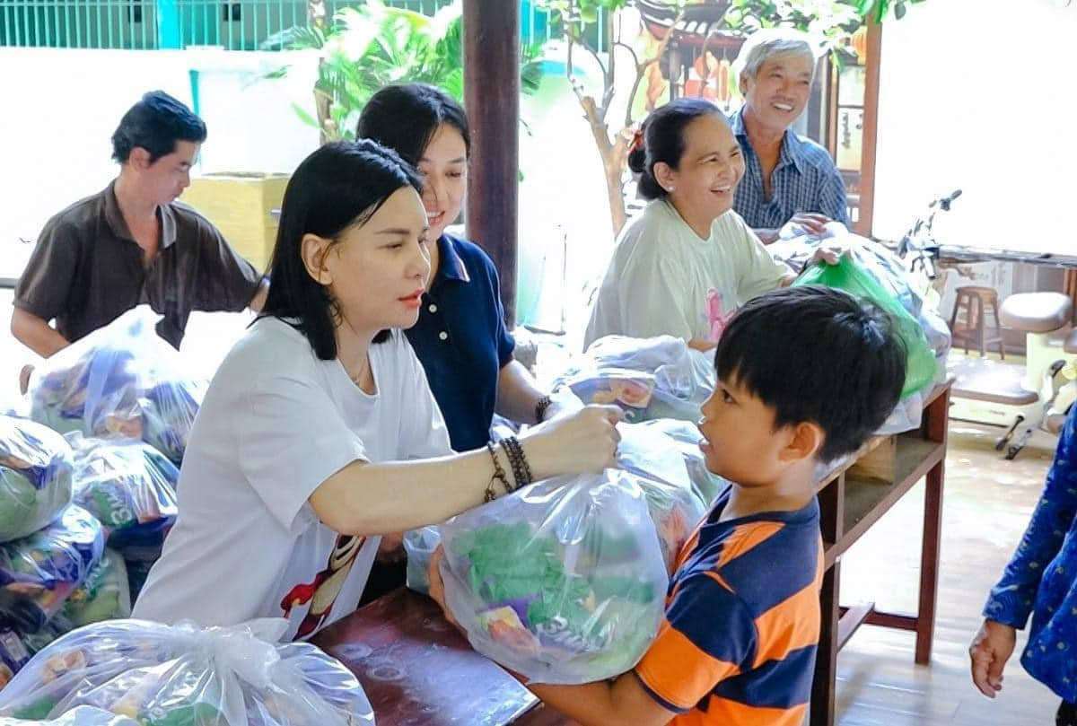 hị tích cực tham gia các hoạt động thiện nguyện, chăm sóc trẻ em bị bỏ rơi, lan toả những điều tích cực trong cuộc sống.