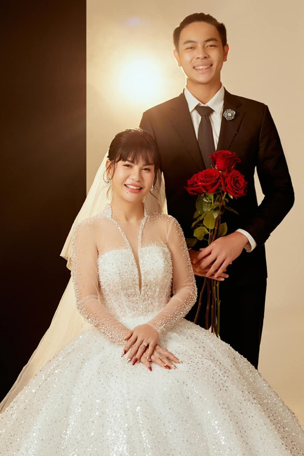 Là mẹ đơn thân, Cát Phượng hay chia sẻ hình ảnh đời thường của con trai. Nữ diễn viên cho biết, Bom là đứa trẻ hiểu chuyện, có sự chủ động, tự lập trong cuộc sống từ khi còn nhỏ. Ở tuổi 20, cậu con trai của Cát Phượng với chồng cũ Thái Hoà thu hút sự chú ý với ngoại hình cao lớn, thành tích học tập cũng khiến nhiều người trầm trồ.