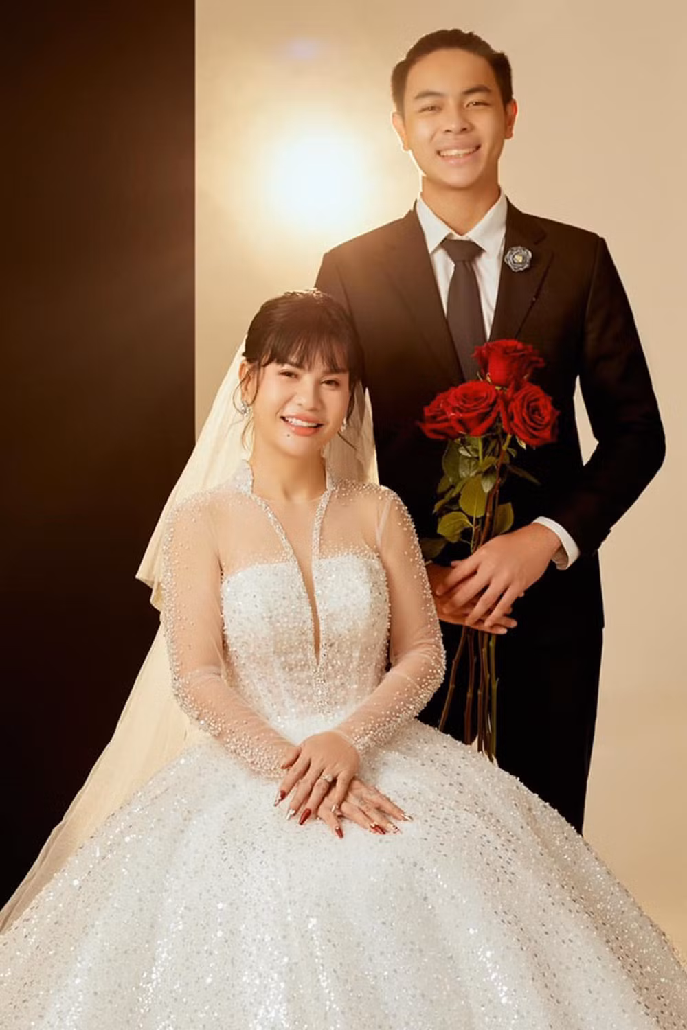 Là mẹ đơn thân, Cát Phượng hay chia sẻ hình ảnh đời thường của con trai. Nữ diễn viên cho biết, Bom là đứa trẻ hiểu chuyện, có sự chủ động, tự lập trong cuộc sống từ khi còn nhỏ. Ở tuổi 20, cậu con trai của Cát Phượng với chồng cũ Thái Hoà thu hút sự chú ý với ngoại hình cao lớn, thành tích học tập cũng khiến nhiều người trầm trồ.