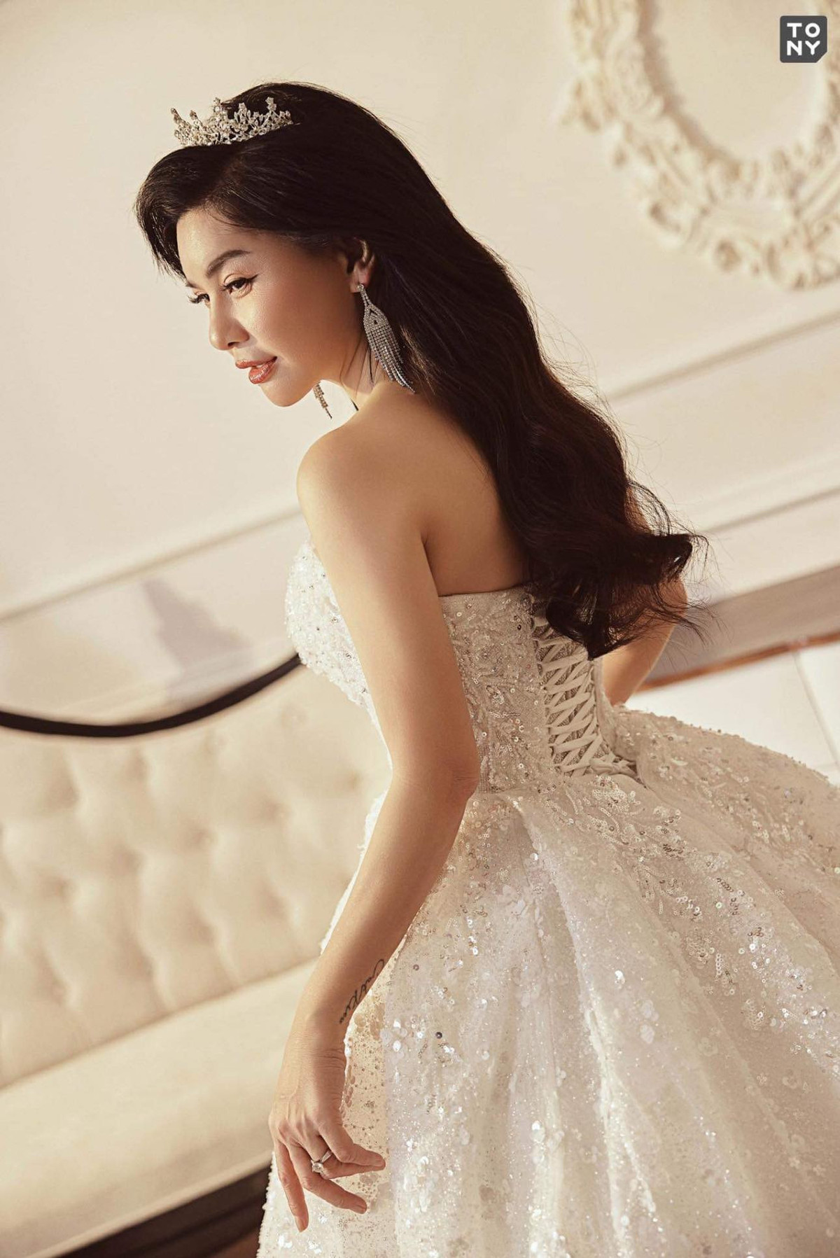 Chia sẻ với truyền thông Cát Phượng tiết lộ đang hẹn hò với một người sống ở nước ngoài, không làm việc trong ngành giải trí. "Cơ duyên giữa tôi và anh bắt đầu từ gần 20 năm trước, khi anh mới là fan của tôi. Ngày ấy, tôi là cây hài đang nổi, thường chạy show các sân khấu kịch như Trống Đồng, 126. Tôi đi diễn ở đâu, anh cũng mua vé và có mặt ủng hộ.