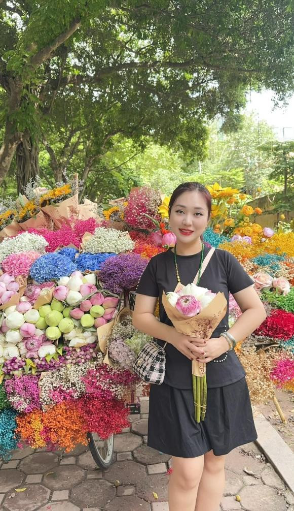 NSND Tự Long rất tự hào về vợ. Về khoảng cách 12 tuổi giữa hai vợ chồng, NSND Tự Long cho biết đó không phải vấn đề, vì vợ chồng anh đều trải qua nhiều thăng trầm và học được cách lắng nghe để thấu hiểu lẫn nhau. Khi Tự Long tham gia "Anh trai vượt ngàn chông gai", Minh Nguyệt thường xuyên bày tỏ sự ủng hộ, động viên chồng trên trang cá nhân.