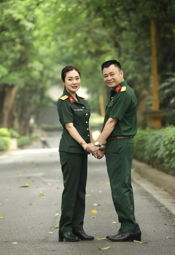 Những hình ảnh mà cô đăng trên mạng xã hội cũng mang phong cách giản dị, không sang chảnh, lộng lẫy. Tuy vậy, vợ Tự Long được nhận xét là xinh đẹp và rạng rỡ không kém mỹ nhân showbiz.