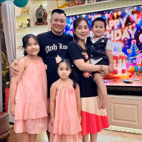 Hiện tại, NSND Tự Long đang là đại tá, Phó giám đốc Nhà hát Chèo Quân đội. Còn Minh Nguyệt là thiếu tá, giảng viên Khoa Sân khấu điện ảnh viết văn thuộc Đại học Văn hóa Nghệ thuật Quân đội. Cô khá kín tiếng trong đời tư.