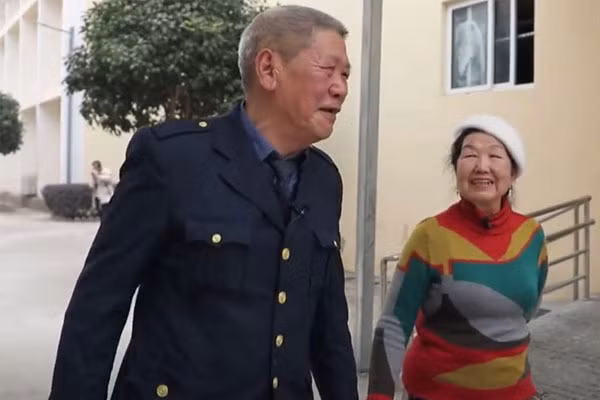 Ba lao 68 tuoi tim lai moi tinh dau, cai ket ngot ngao-Hinh-2