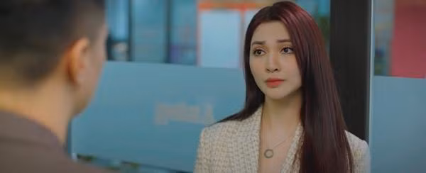 Bộ phim Việt giờ vàng Những Nẻo Đường Gần Xa gây ấn tượng với khán giả, trong đó đặc biệt là nhân vật do Bích Thủy (hay còn được biết đến với cái tên Thủy Bi), người vào vai Yên - mẫu người phụ nữ hiện đại, thực tế và luôn có tư tưởng phân tầng cao thấp với mọi người xung quanh.