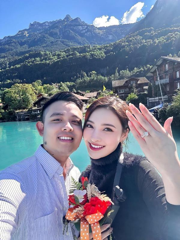 Diễn viên Bích Thuỷ (nickname Thuỷ Bi, SN 1999) đang là cái tên Gen Z được nhiều khán giả chú ý gần đây. Bên cạnh sự nghiệp diễn xuất, Thuỷ Bi được biết đến với chuyện tình từ yêu đến cưới cùng chồng điển trai - doanh nhân Thành Nam. Cặp đôi đã chính thức tổ chức đám cưới và về chung một nhà vào ngày 5/10 vừa qua.