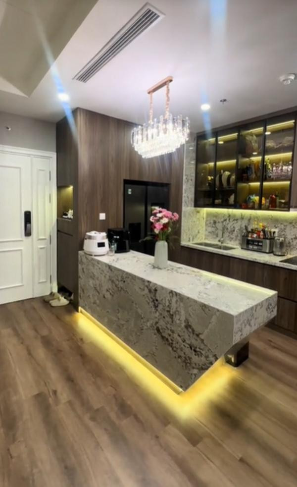 Khu bếp nhỏ gọn nhưng vẫn cực xịn xò với các thiết kế bằng đá. Đồ nội thất cũng được vợ chồng Thuỷ Bi sắm sửa mới toanh, hiện đại. Trên trang cá nhân của mình, Thuỷ Bi bày tỏ có niềm đam mê lớn với nấu ăn, cắm hoa nên chắc chắn khu bếp này cô sẽ sử dụng nhiều nhất trong toàn căn hộ.