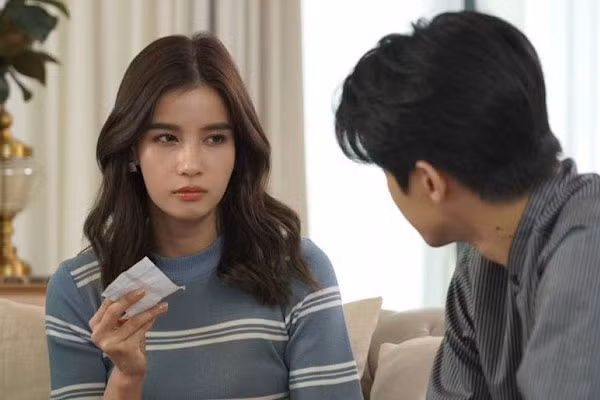 Den nha ban trai choi, nhin thay cuon so ghi chep, toi so hai