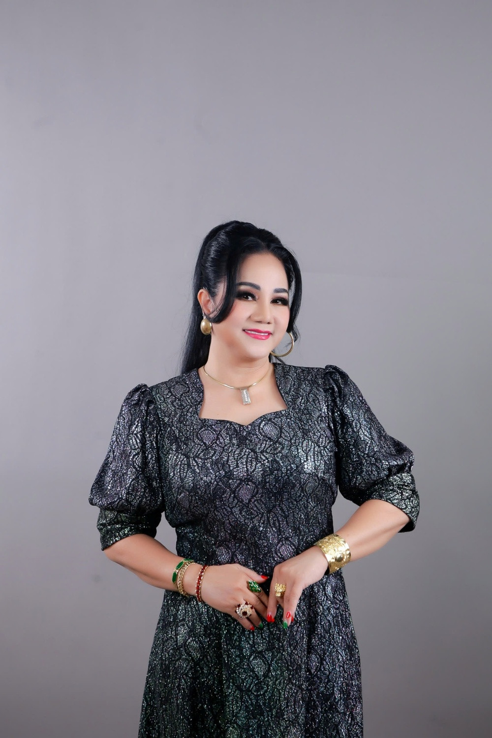 Ở tuổi 34, Ngọc Ánh kết hôn với con trai nhạc sĩ Xuân Hồng. Sau 5 năm chung sống, chị quyết định "đường ai nấy đi" vì chồng không muốn có con. Chị tâm sự: “Hôn nhân đầu tiên của tôi không xuất phát từ tình yêu. 5 năm hôn nhân, tôi xây dựng tổ ấm, sự nghiệp, gồng gánh mọi thứ trên vai. Tôi hy sinh đam mê ca hát, nhưng áp lực vẫn quá lớn".