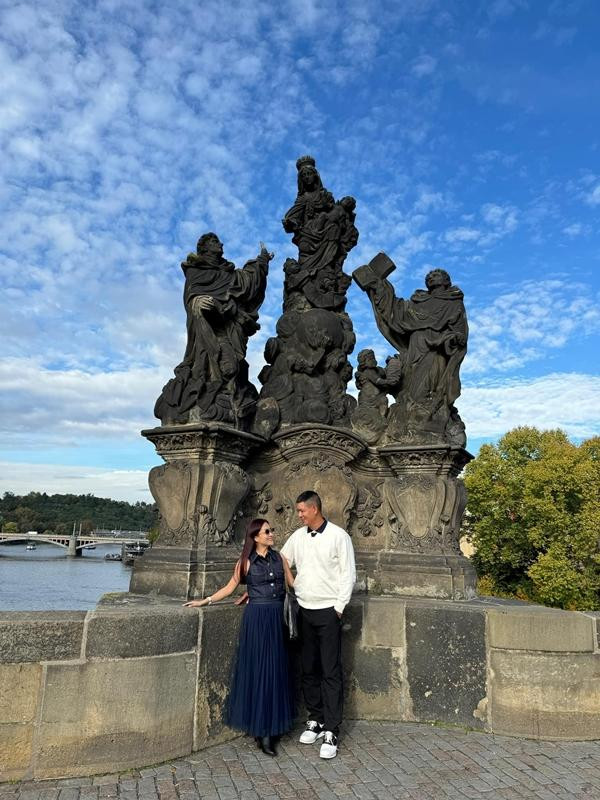 ặp đôi luôn thể hiện tình cảm gắn bó, hạnh phúc bên nhau.