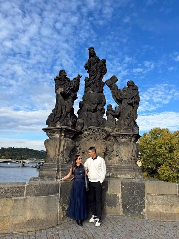 Cặp đôi luôn thể hiện tình cảm gắn bó, hạnh phúc bên nhau.