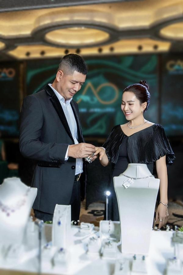 Anh Thơ gửi lời chúc ngọt ngào đến ông xã: "Chúc mừng sinh nhật anh bạn đã chơi thân với nhau 20 năm mà vẫn kiên nhẫn nhường nhịn, chiều chuộng mình. Chúc bạn tuổi mới nhiều sức khoẻ, vui vẻ và thành công hơn nữa với niềm đam mê".