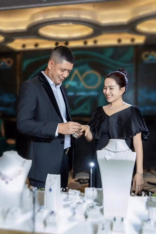 Anh Thơ gửi lời chúc ngọt ngào đến ông xã: "Chúc mừng sinh nhật anh bạn đã chơi thân với nhau 20 năm mà vẫn kiên nhẫn nhường nhịn, chiều chuộng mình. Chúc bạn tuổi mới nhiều sức khoẻ, vui vẻ và thành công hơn nữa với niềm đam mê".