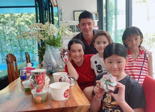 ăn bếp với trang thiết bị hiện đại và ấm cúng.